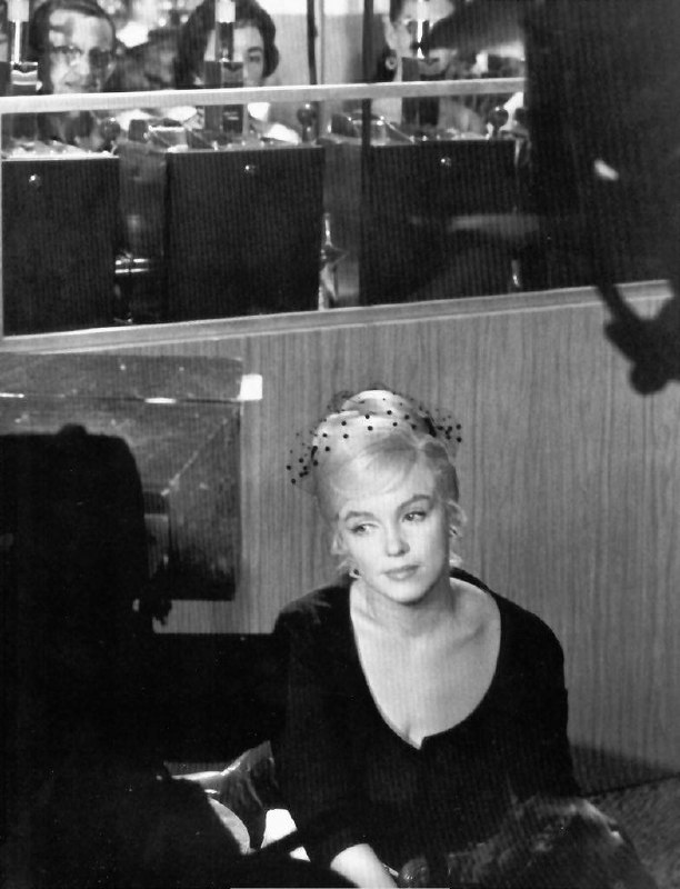 #名人 1960年，玛丽莲·梦露在拍摄电影《不合时宜的人》（The Misfits）期间，被传奇摄影师亨利·卡蒂埃-布列松（Henri Cartier-Bresson）拍下