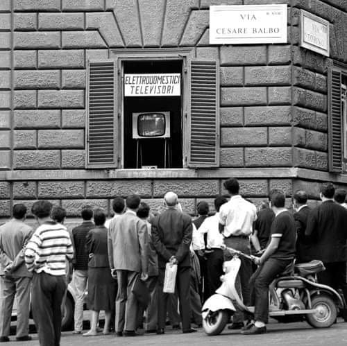 1960 年，意大利，人们在电视商店前观看奥运会
