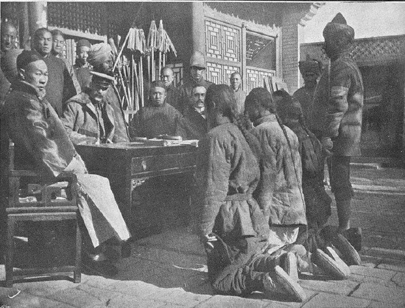 1900年，在义和团运动期间，外国势力在北京设立了法庭，处理涉及外国公民的案件