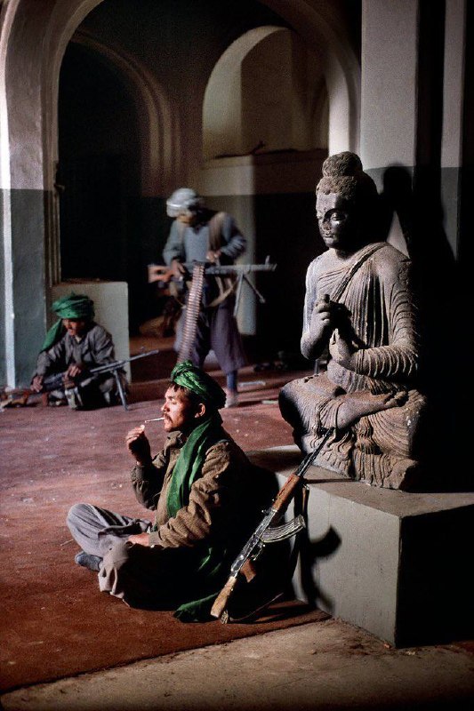 戰士們在1995年喀布爾內戰期間，於國家博物館中避難