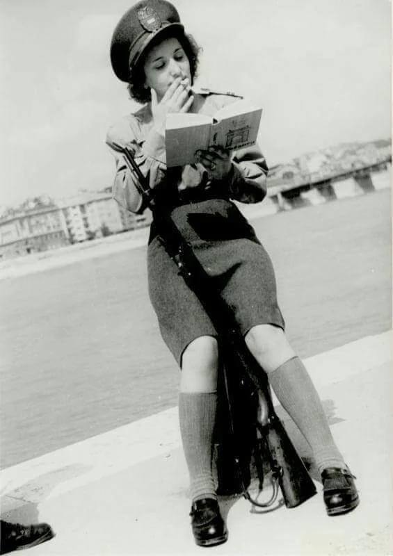 匈牙利多瑙河畔，一名女警讀書，1947年