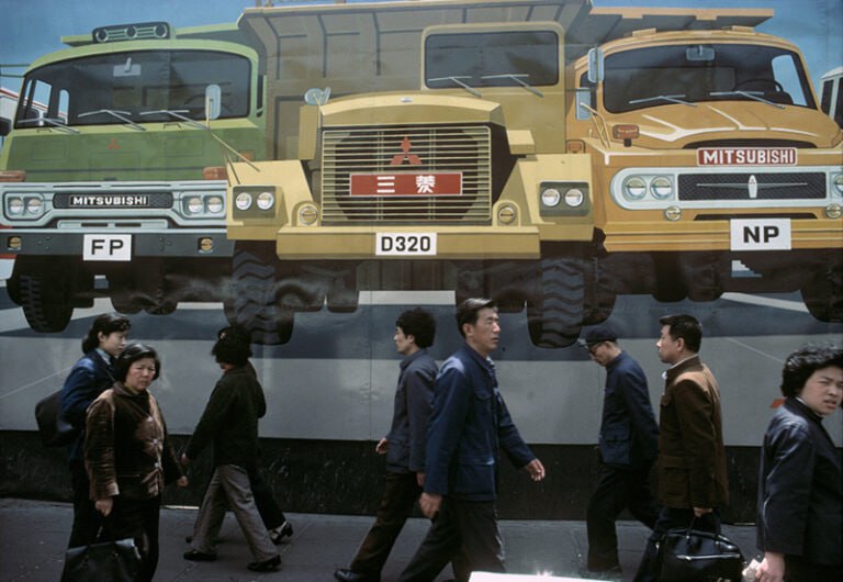 Bruno Barbey 法国摄影师1980年在上海南京路拍摄的三菱汽车广告牌下的人们