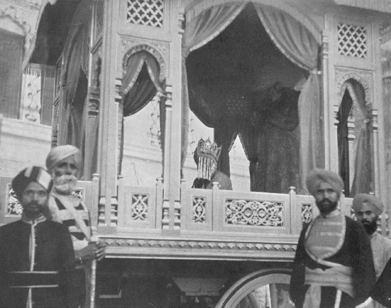 布里金德拉·辛格（Brijindra Singh），帕提亚拉的马哈拉贾（Maharaja of Patiala）之子，乘坐战车沿着婚礼的游行路线前行，庆祝他与卡克劳瓦的塔库尔（Thakur of Kakraua）之女的婚礼，发生在1930年代