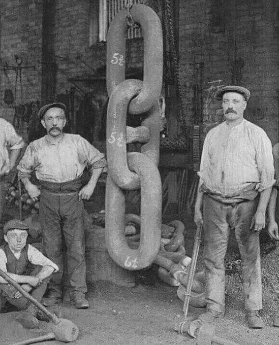 1909年，欣格利父子公司制造泰坦尼克号的锚链