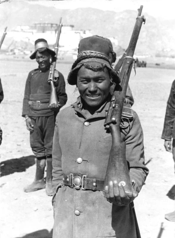 1938 年西藏士兵手持 Lee–Metford 步枪