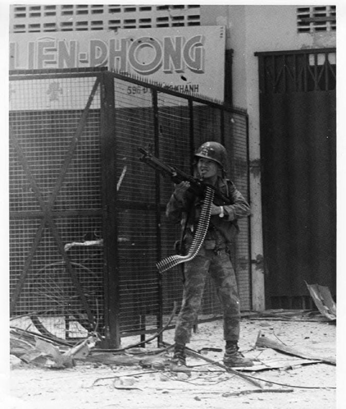 1968年6月6日越南战争期间，在西贡堤岸地区的巷战中，一名南越游骑兵手持M60机枪警戒，防范越共武装的袭击