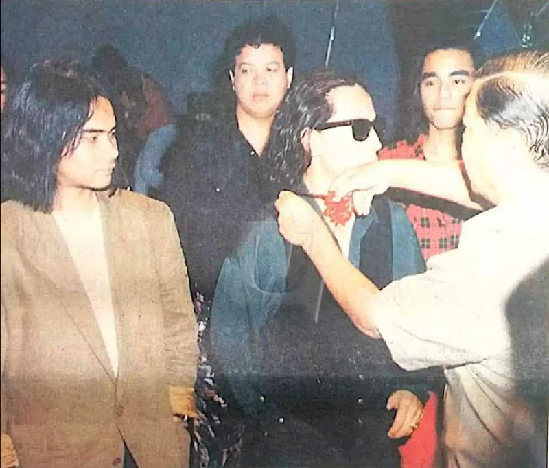 早在1992年，当时以马哈蒂尔为首的马来西亚政府就禁止了摇滚乐，因为它的头发很长