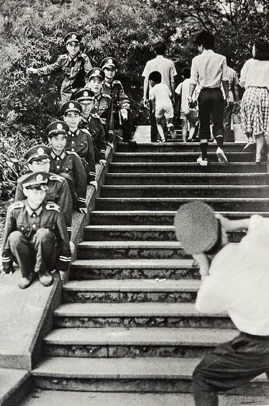 1986年，广州，一群新入警的广州民警在越秀公园合影