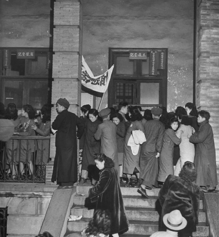 1948年1月，上海的成千上万的舞者和俱乐部、舞厅的工作人员，因国民政府禁止“堕落”的舞厅和娱乐场所而发起抗议