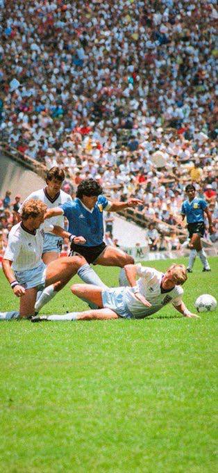 #人物 阿根廷队的 迭戈·马拉多纳（Diego Maradona）让英格兰的球员难以应对