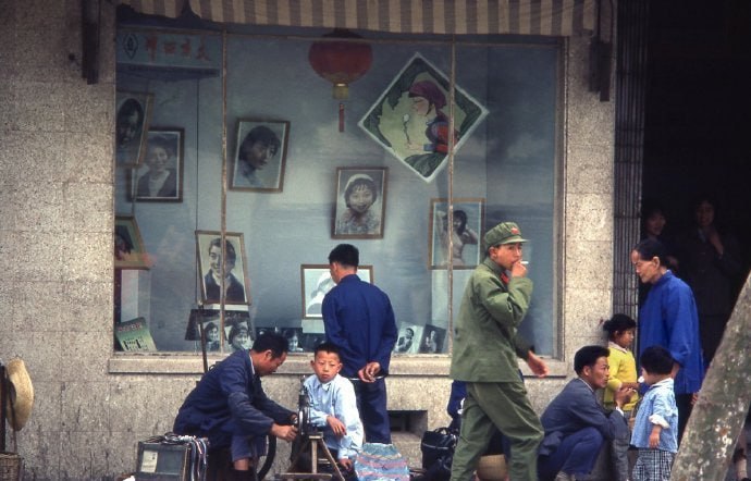 1980年，照相馆门口