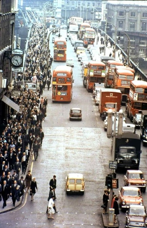 1960年代伦敦桥早高峰（上午9:25）成千上万的人在工作日早上从伦敦桥步行进入市中心，方向一致，人流密集
