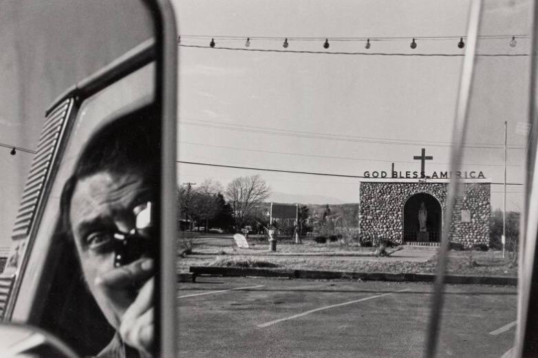 《9号公路西段，纽约》，1969年，摄影师：李·弗里德兰德（Lee Friedlander）