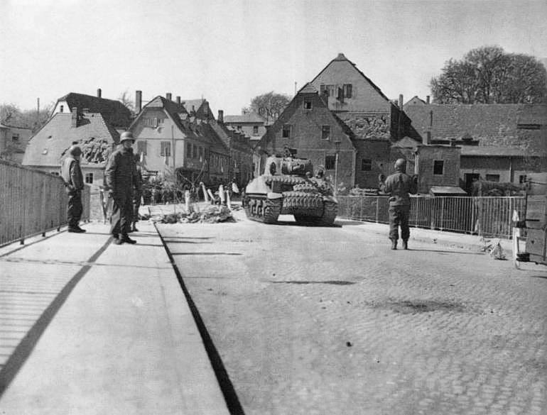 1945年4月16日，美国士兵踏上了德国萨克森州的科尔迪茨城堡桥（Colditz Castle Bridge）