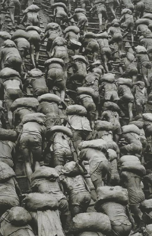 1986年，巴西塞拉佩拉达的矿工们在当时世界上最大的露天金矿工作，据估计1983年鼎盛时期有约10万名矿工