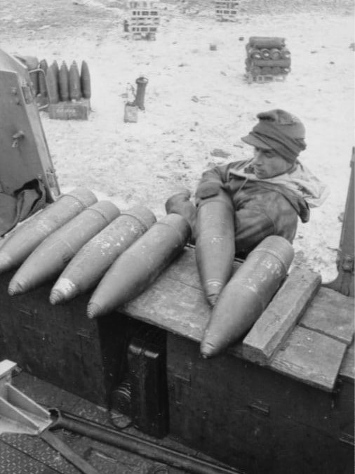 1944年1月，一辆德国自走榴弹炮“Hummel”正在装填弹药“Hummel”是二战时期德国重型自走榴弹炮，装备150毫米炮，主要用于炮兵支援