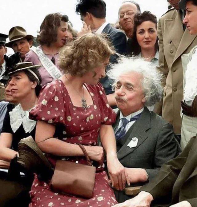 1939年纽约法拉盛草地世界博览会期间，阿尔伯特·爱因斯坦和他的继女玛格特·爱因斯坦坐在犹太馆开幕式上