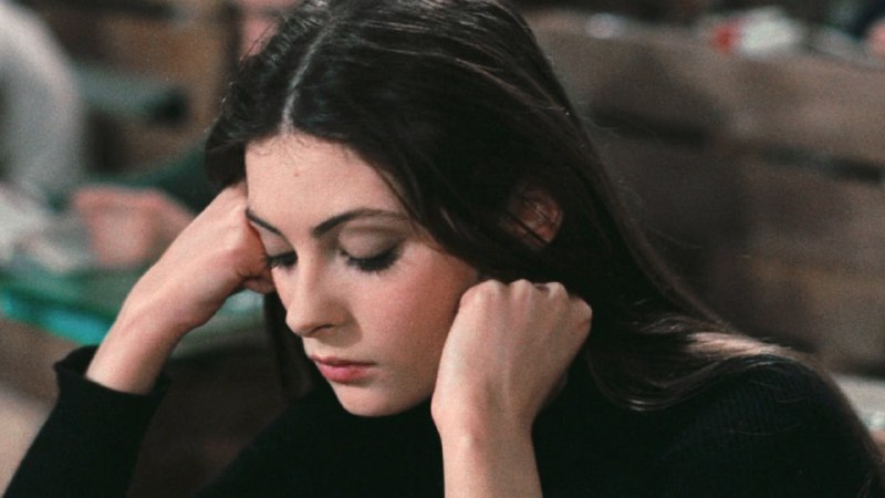 #名人 索尼娅·彼得罗芙娜在 #电影《印第安之夏》（1972年）这部由瓦莱里奥·祖尔里尼执导的意大利电影，以温柔、忧郁的笔触描绘了一段师生之间微妙而复杂的情感