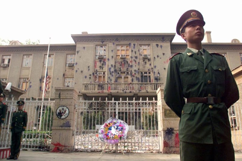 警卫在北京保护美国大使馆，此前一架美国飞机轰炸了中国驻贝尔格莱德大使馆，造成三名中国记者死亡