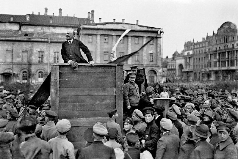 1920年5月5日，弗拉基米爾·伊里奇·列寧（V. I. Lenin）身處斯維爾德洛夫廣場（現為劇院廣場）