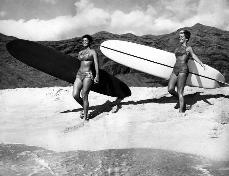 20 世纪 60 年代左右，海滩上的女冲浪者