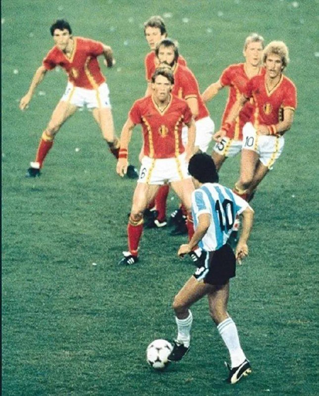 #人物 阿根廷的 迭戈·马拉多纳 对阵比利时，1982年西班牙世界杯