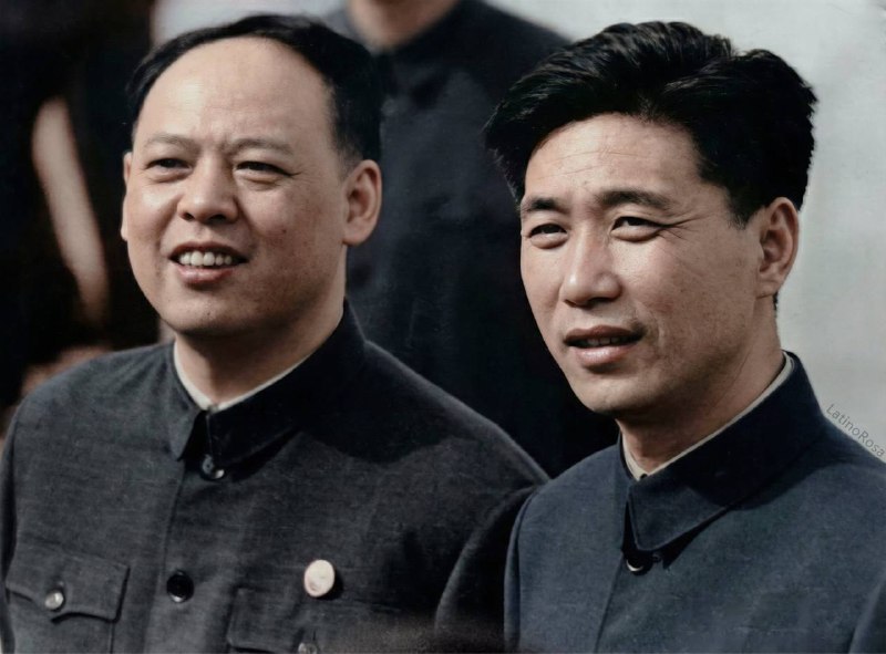 英国记者于1974年5月拍摄的时任中共中央副主席的王洪文与中央委员姚文元