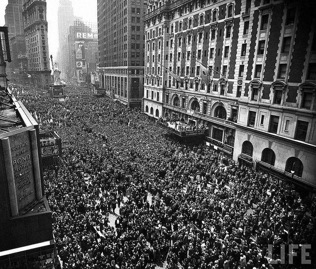 1945年二战结束时，两百万人齐聚纽约时代广场庆祝胜利的历史性瞬间