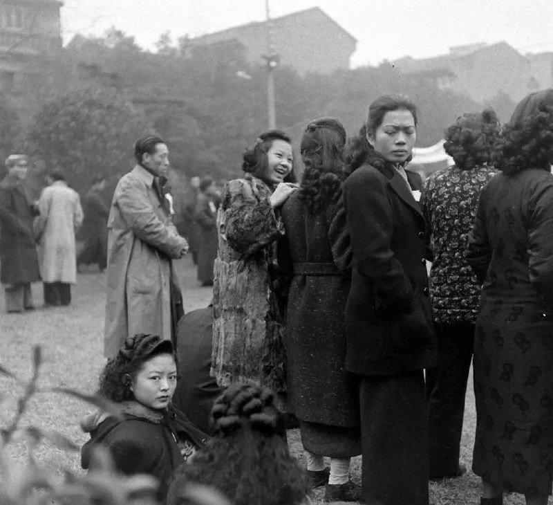 1948年1月，上海的成千上万的舞者和俱乐部、舞厅的工作人员，因国民政府禁止“堕落”的舞厅和娱乐场所而发起抗议