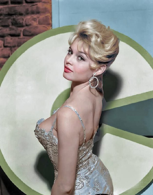 #名人 31岁的布丽吉特·巴杜（Brigitte Bardot）于1956年摆姿势拍照