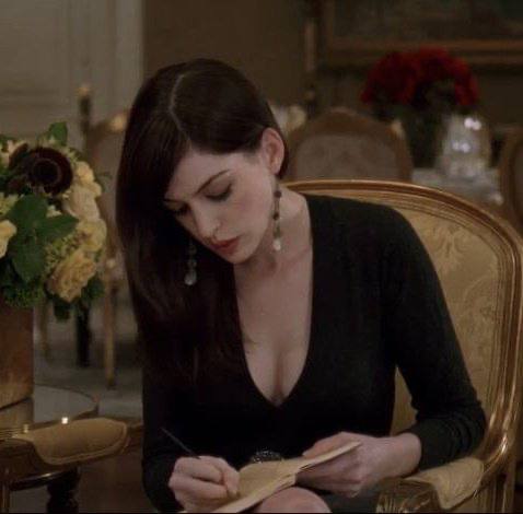 #名人#电影 Anne Hathaway在《穿普拉达的女王》（The Devil Wears Prada, 2006）中饰演Andy Sachs，一位初入职场的菜鸟记者，在时尚杂志中从青涩到蜕变，既搞笑又真实