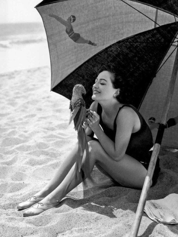 #名人 1929年，琼·克劳馥在加州圣塔莫妮卡海滩