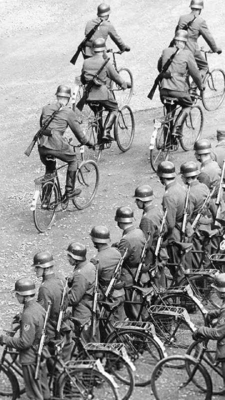 20世紀60年代左右芬蘭國防軍的士兵，他們騎著腳踏車，頭戴鋼盔，手持步槍