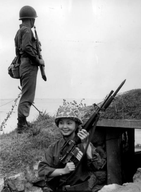 1980年代，台湾在自制T65步枪（M16国产化型号）量产前，先向美国科尔特公司购入约4万支M16A1（Model 613型）作为过渡装备，用于当时”中华民国”国军部队