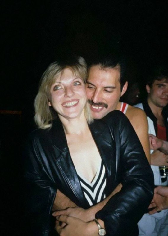 #名人 Freddie 和 Mary 在1970年代是情侣，后来因Freddie出柜分手，但仍保持深厚关系