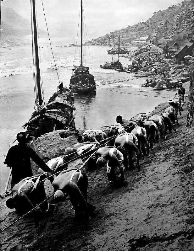 这张照片由摄影师 Dmitri Kessel 于1946年在 长江 沿岸拍摄，画面近距离记录了 中国 战后时期的流动劳工