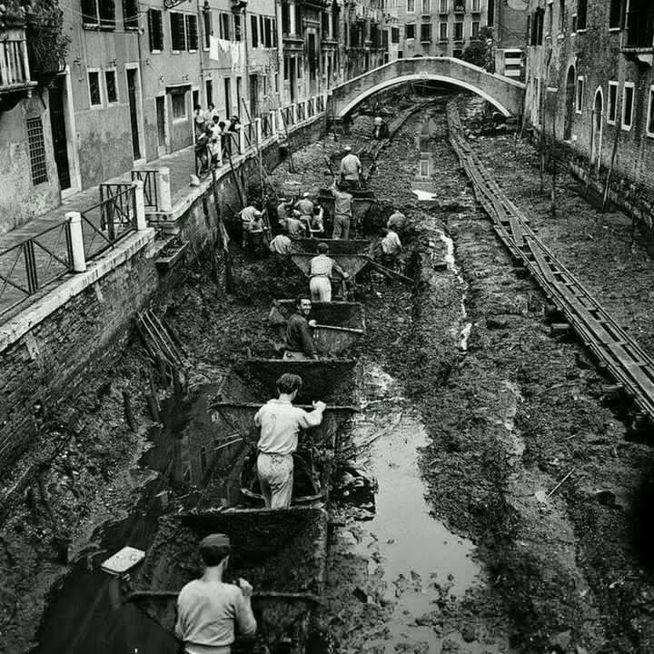 著名的威尼斯运河被排干清理，1956年