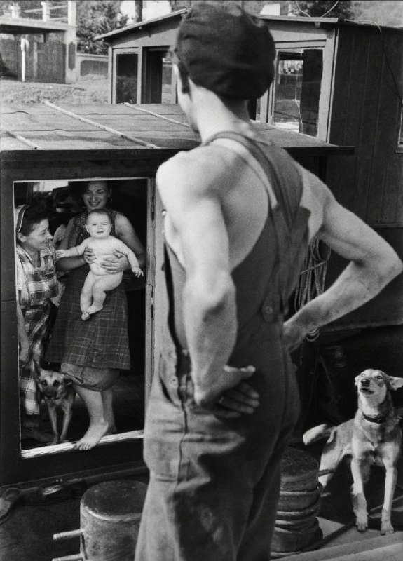 🖼 法国，1956年法国，1956年Henri Cartier-Bresson 被誉为“决定性瞬间”的大师，是现代纪实摄影的奠基人之一