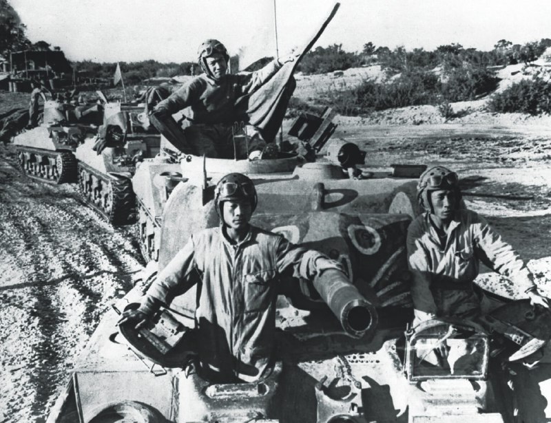 1944年12月，中国第一临时坦克团在缅甸北部使用美制谢尔曼坦克作战，以打通从印度向中国运送物资的陆路通道