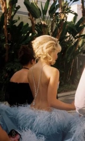 #名人 雪莉·麦克雷恩（Shirley MacLaine）在《What a Way to Go!》（1964年）中的表现#电影《What a Way to Go!》是一部1964年的美国黑色喜剧电影，由安·麦克格劳主演，雪莉·麦克雷恩在片中担任重要角色