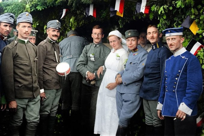 1917年8月17日，一名护士在丹麦哈尔德（Hald）战俘营与德国和奥匈帝国战俘合影