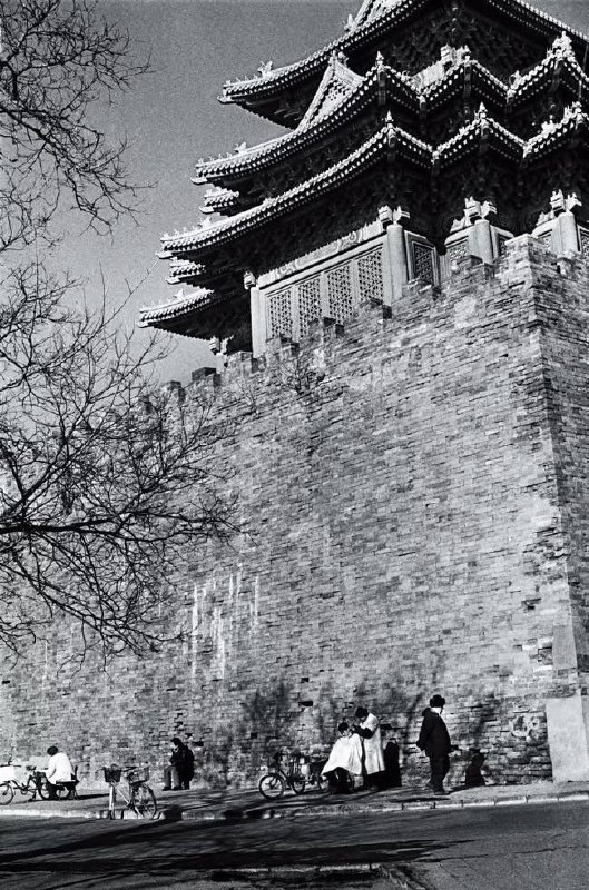 北京故宫角楼下的理发师，1997年，摄影：李江淑