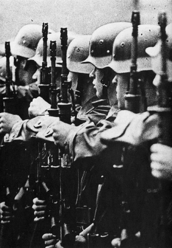 芬兰士兵手持 RK-62 步枪，头戴德国式钢盔，时间为1960年代末或1970年代