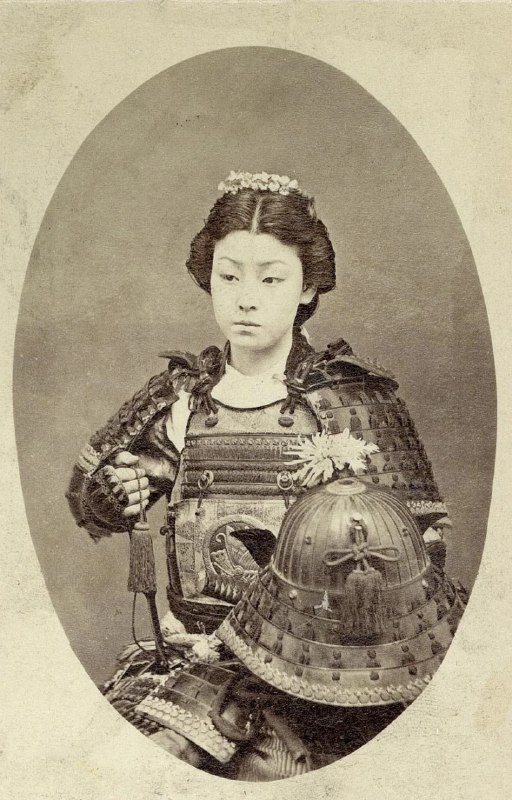 一张罕见的旧照片，照片中的女子武士是日本封建时代上层社会中的女武士，拍摄于 1870 年代左右