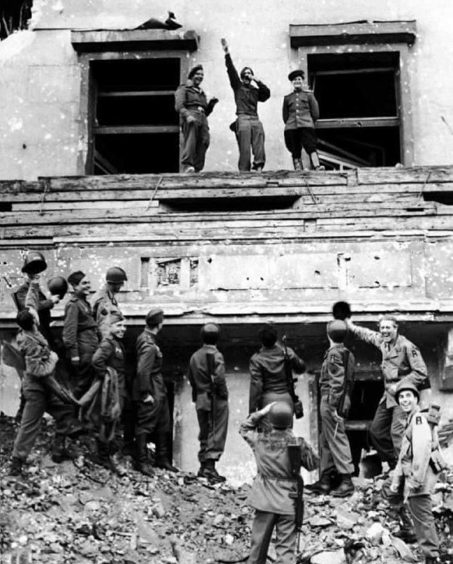 1945年5月 盟军攻克柏林后，士兵们在柏林总理府模仿希特勒