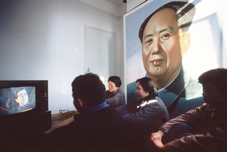 ↩️🖼 1980年拍摄的四名正在看转播审判四人帮的北大学生历史老照片（中文）Timeless Archives:“四人帮”成员，左上顺时针：中共副主席王洪文、中国国务院副总理张春桥、政治家姚文元、毛泽东的妻子江青