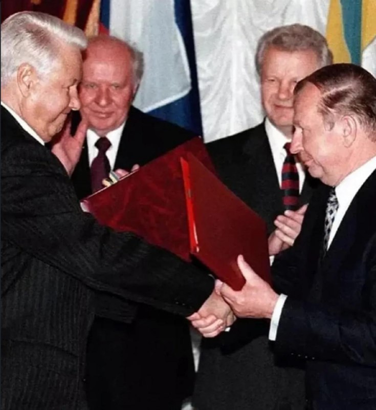 1996年，乌克兰将所有核弹头运往俄罗斯，换取经济援助和安全保证