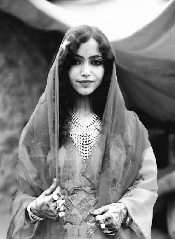 身著傳統服飾、配戴珠寶的也門婦女，也門，1970 年