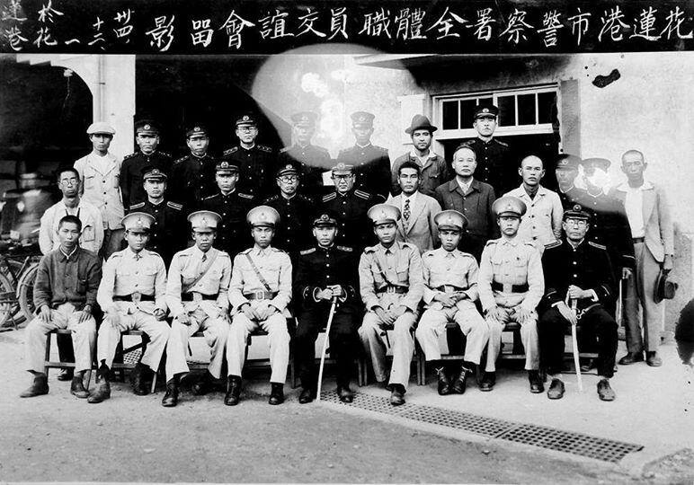 1945年的台湾：中国警察从战败的日本人手中接管治安，随后合影留念