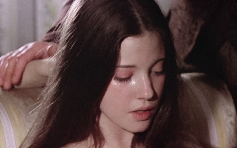 #名人 琳恩·弗雷德里克在《吸血鬼马戏团》#电影（1972年，导演：罗伯特·杨）这部英国恐怖片由汉默电影公司出品，融合哥特式氛围与血腥奇幻